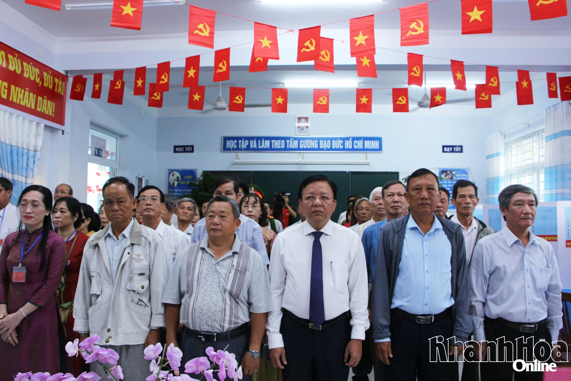 Các đại biểu thực hiện nghi lễ chào cờ.