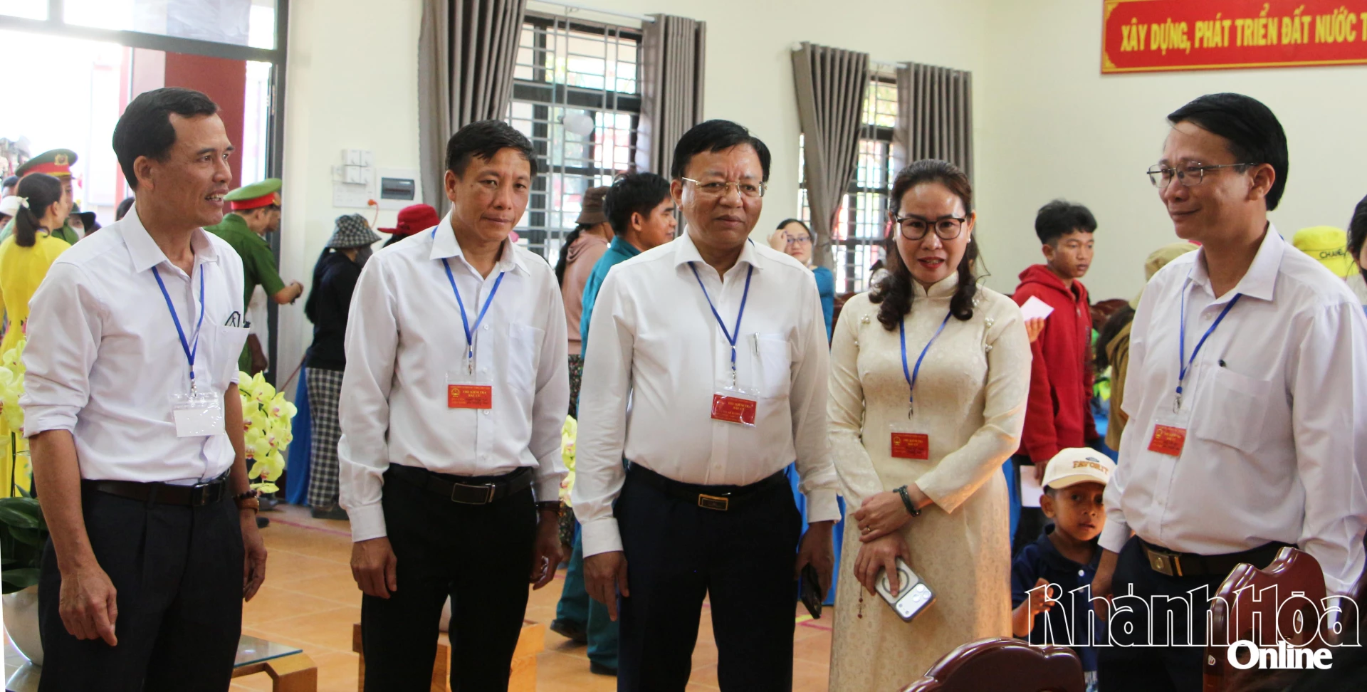 Đồng chí Lê Huyền kiểm tra công tác bầu cử tại Khu vực bỏ phiếu số 4 phục vụ 1.332 cử tri các thôn Giá, Rồ Ôn và Là A, xã Phước Hà.