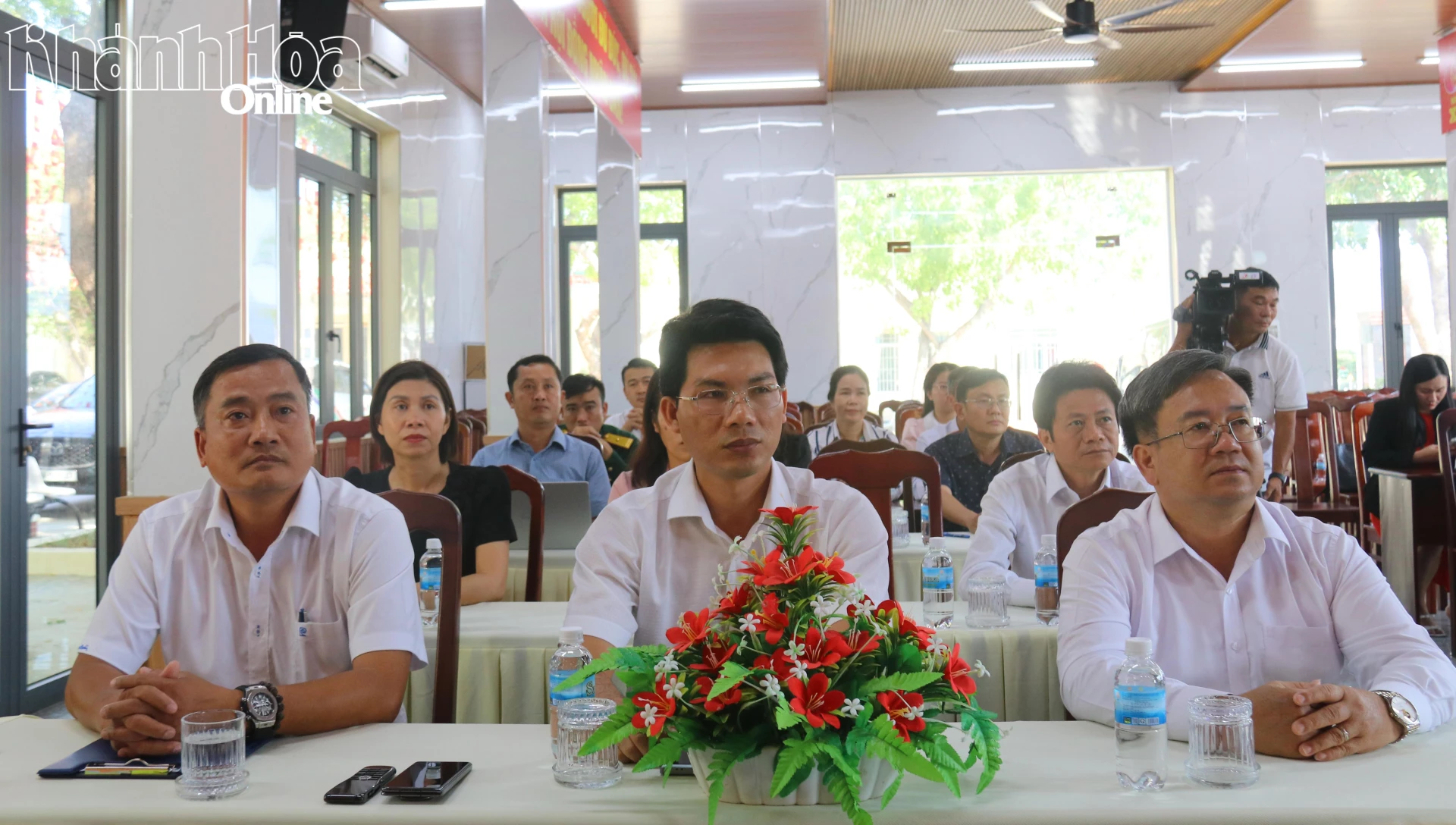 Các đại biểu tham dự buổi lễ.