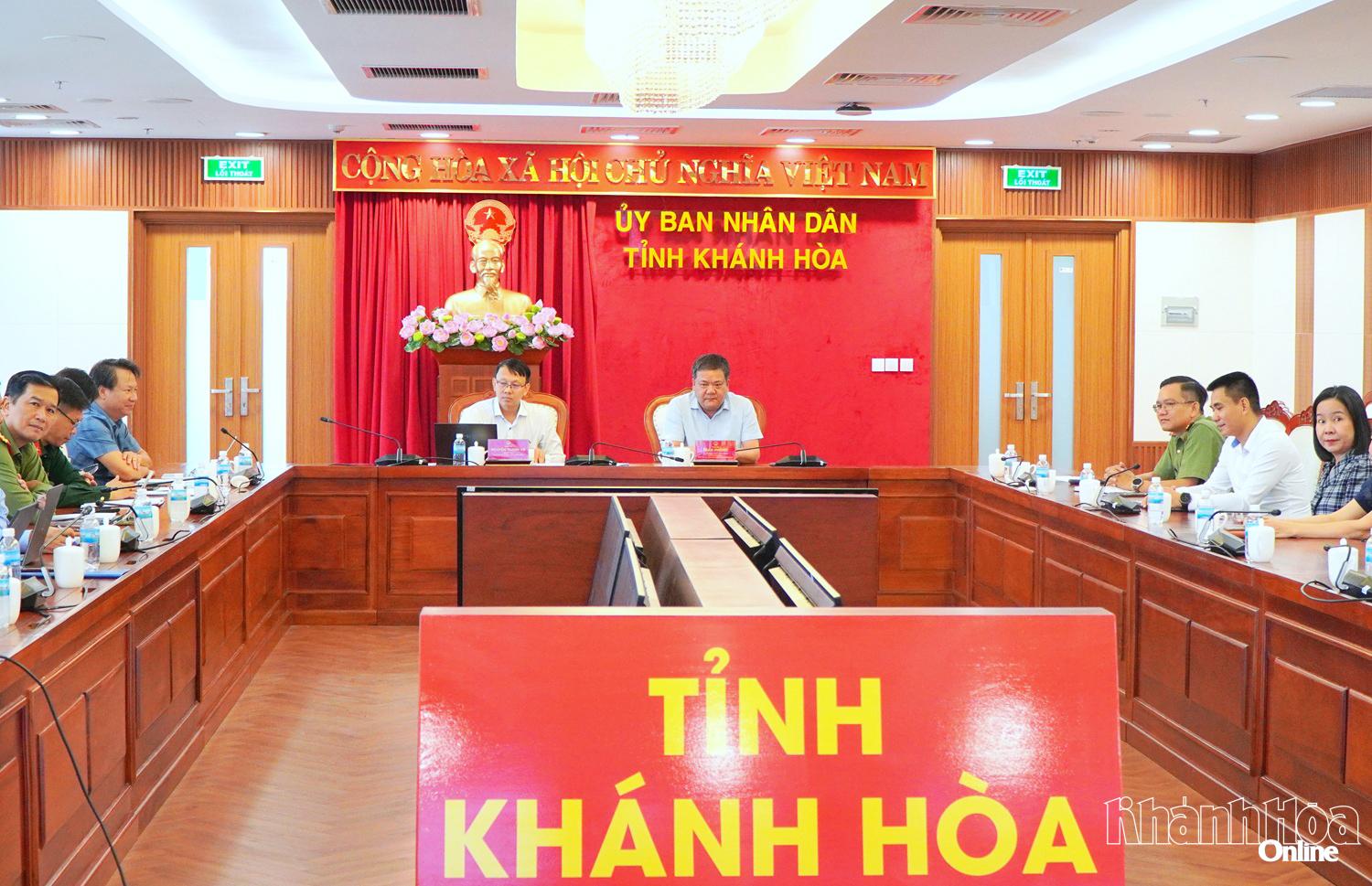 Các đồng chí lãnh đạo tỉnh cùng đại biểu tham dự phiên họp tại điểm cầu Khánh Hòa.
