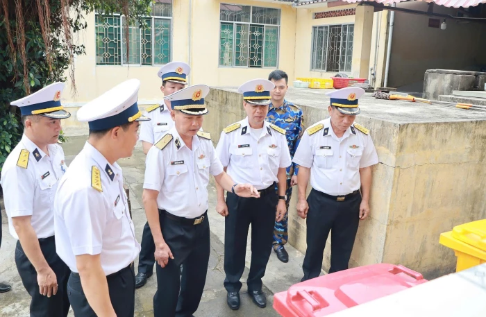 Tư lệnh Vùng 4 Hải quân kiểm tra công tác xử lý rác thải tại Lữ đoàn 101