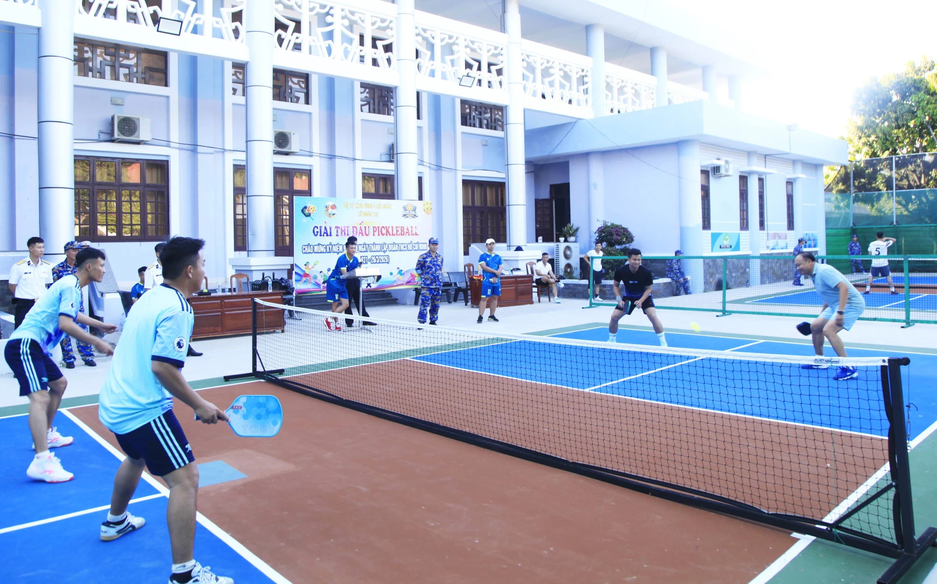 Các vận động viên trong một trận thi đấu pickeball.