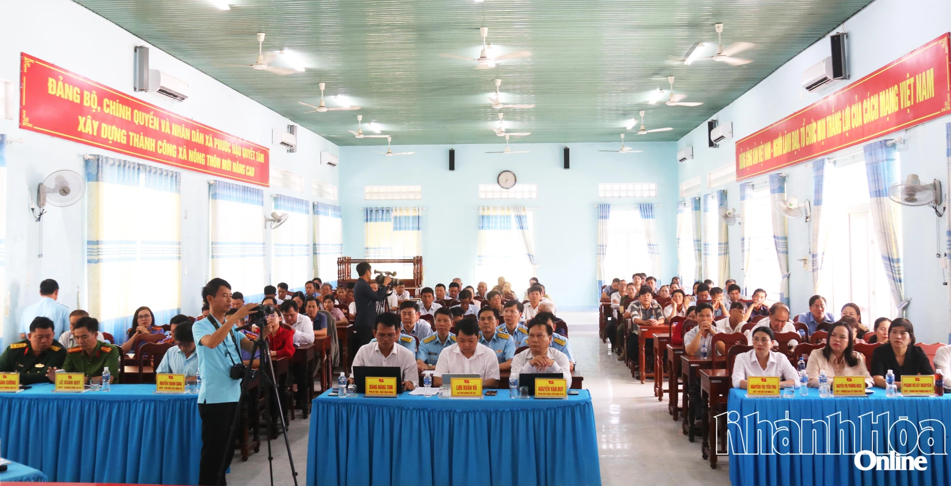 Các cử tri tham gia hội nghị.