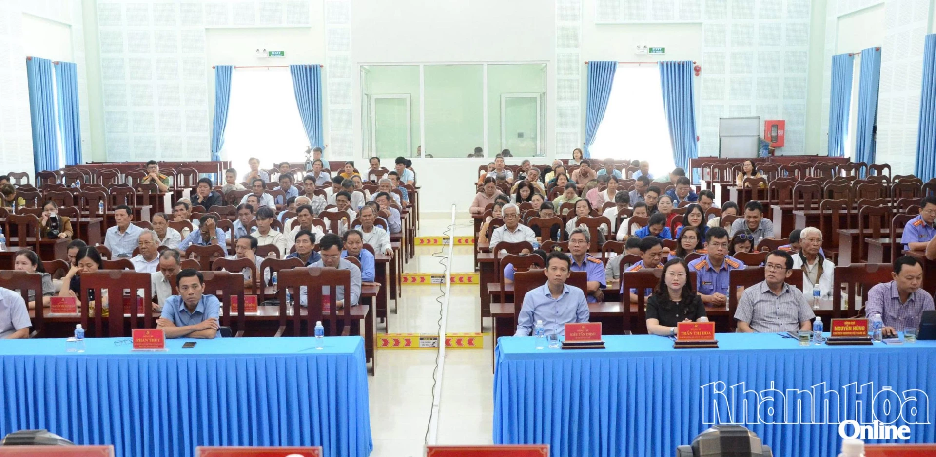 Cử tri hai xã Thuận Nam và Cà Ná tham dự hội nghị.