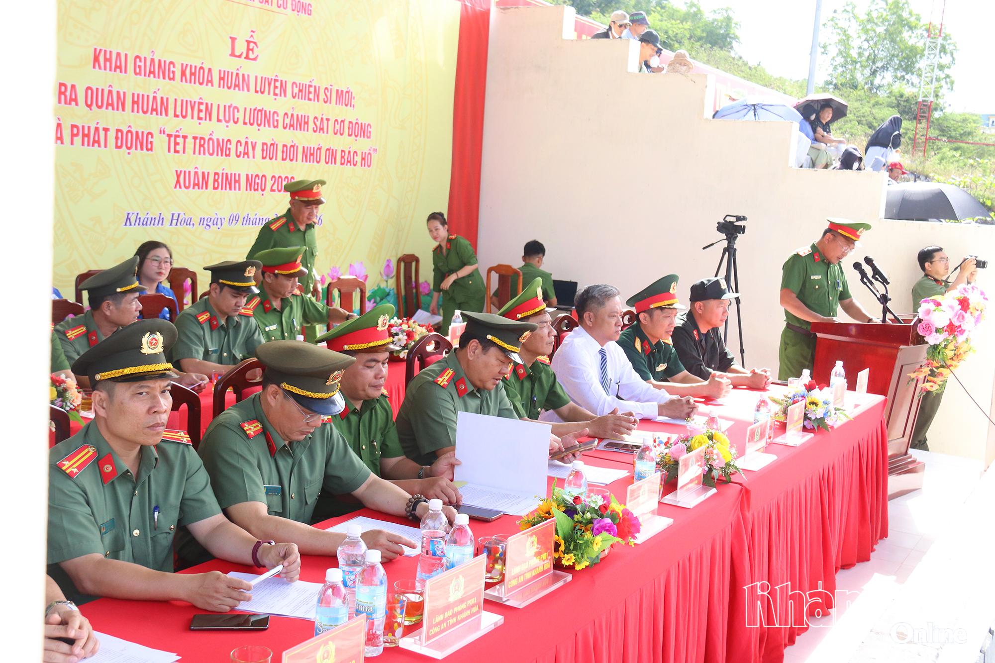 Các đại biểu tham dự buổi lễ.