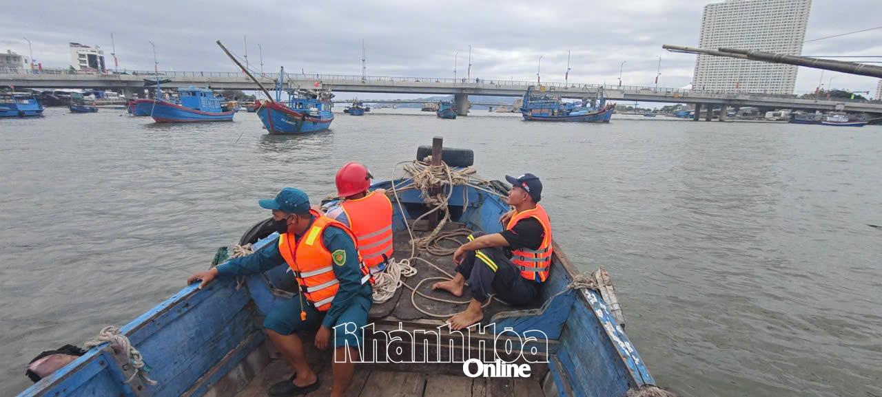 Đến sáng 9-3, lực lượng chức năng đã huy động thêm ghe của ngư dân tổ chức tìm kiếm nạn nhân mất tích.