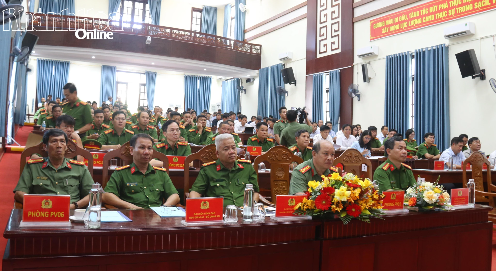 Đại tá Lê Quang Đồng cùng các đại biểu tham dự hội nghị.