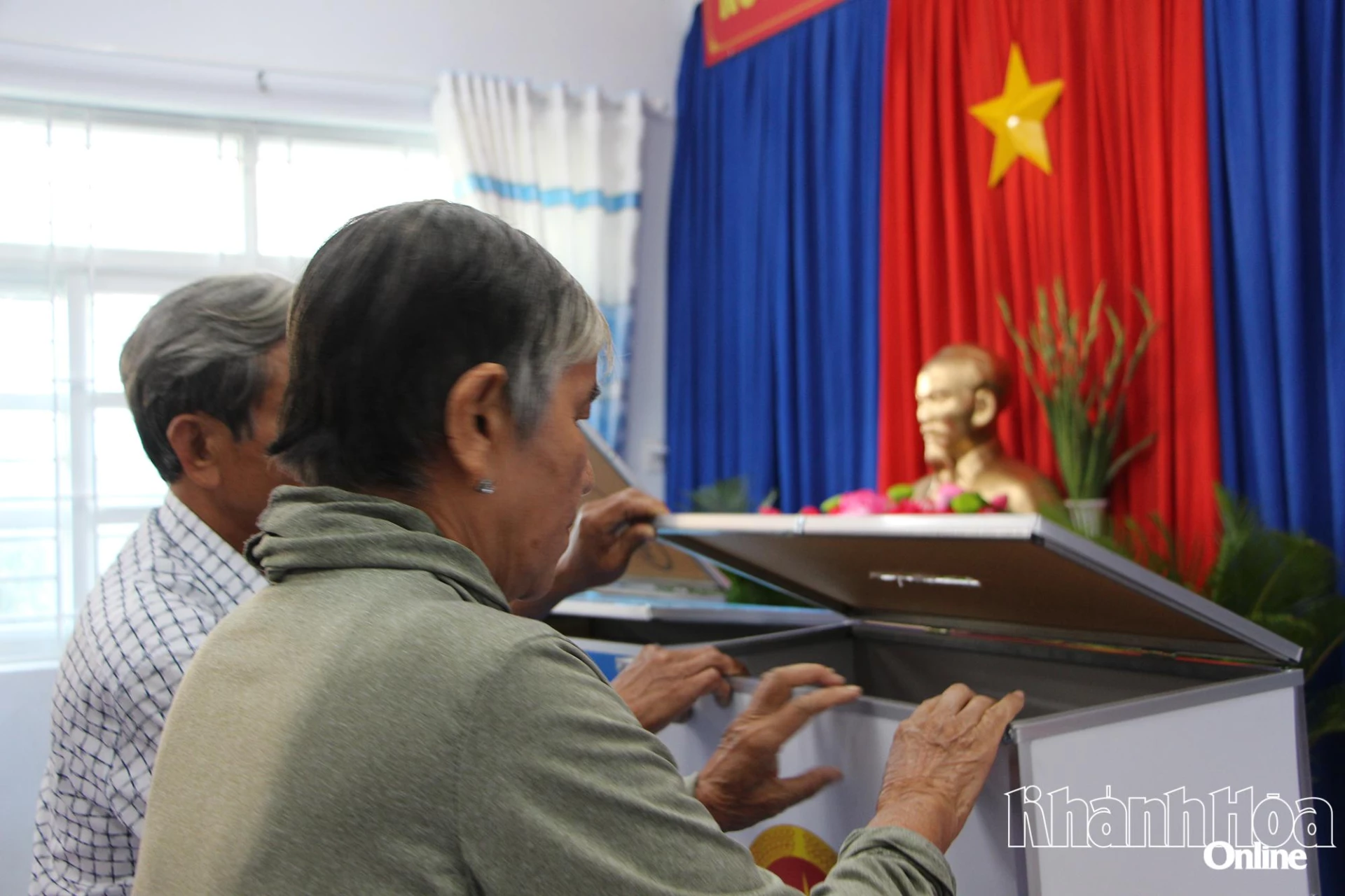 Cử tri thực hiện kiểm tra thùng phiếu trước khi niêm phong.