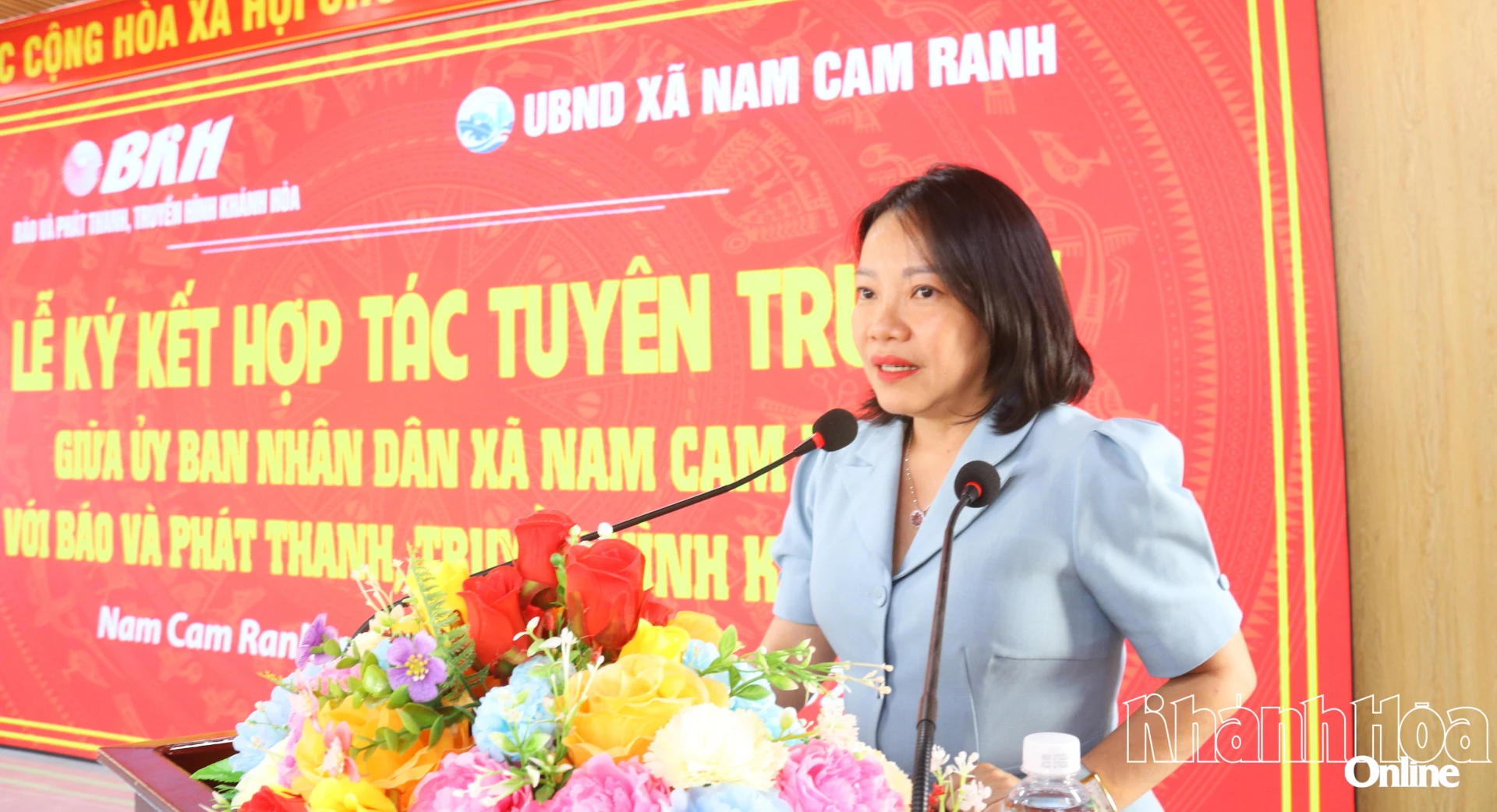 Bà Thái Thị Lệ Hằng - Giám đốc Báo và Phát thanh, Truyền hình Khánh Hòa phát biểu tại lễ ký kết.