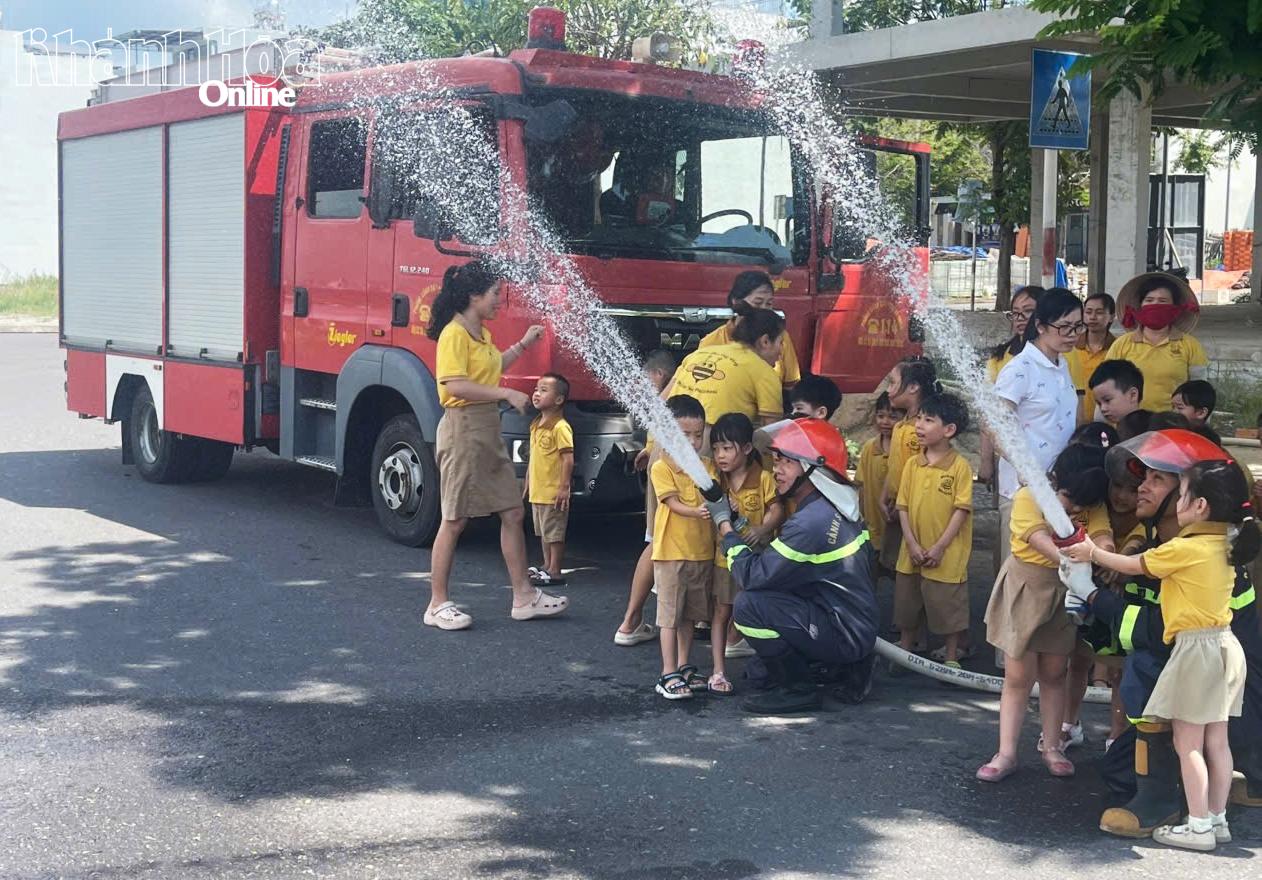 Các học sinh hào hứng với phần tìm hiểu trực quan xe chữa cháy, vòi rồng chữa cháy. 