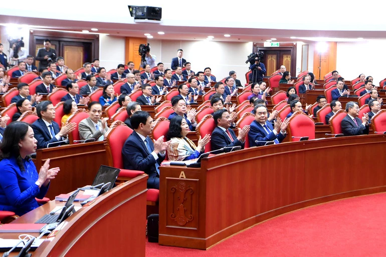 Các đồng chí lãnh đạo Đảng, Nhà nước và các đại biểu tham dự phiên bế mạc Hội nghị lần thứ hai Ban Chấp hành Trung ương Đảng Cộng sản Việt Nam khóa XIV. Ảnh ĐĂNG KHOA