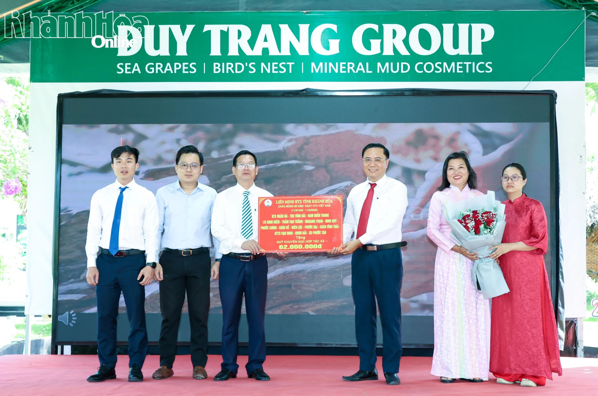 Các mạnh thường quân trao Quỹ khuyến học Hợp tác xã cho Liên minh HTX tỉnh.