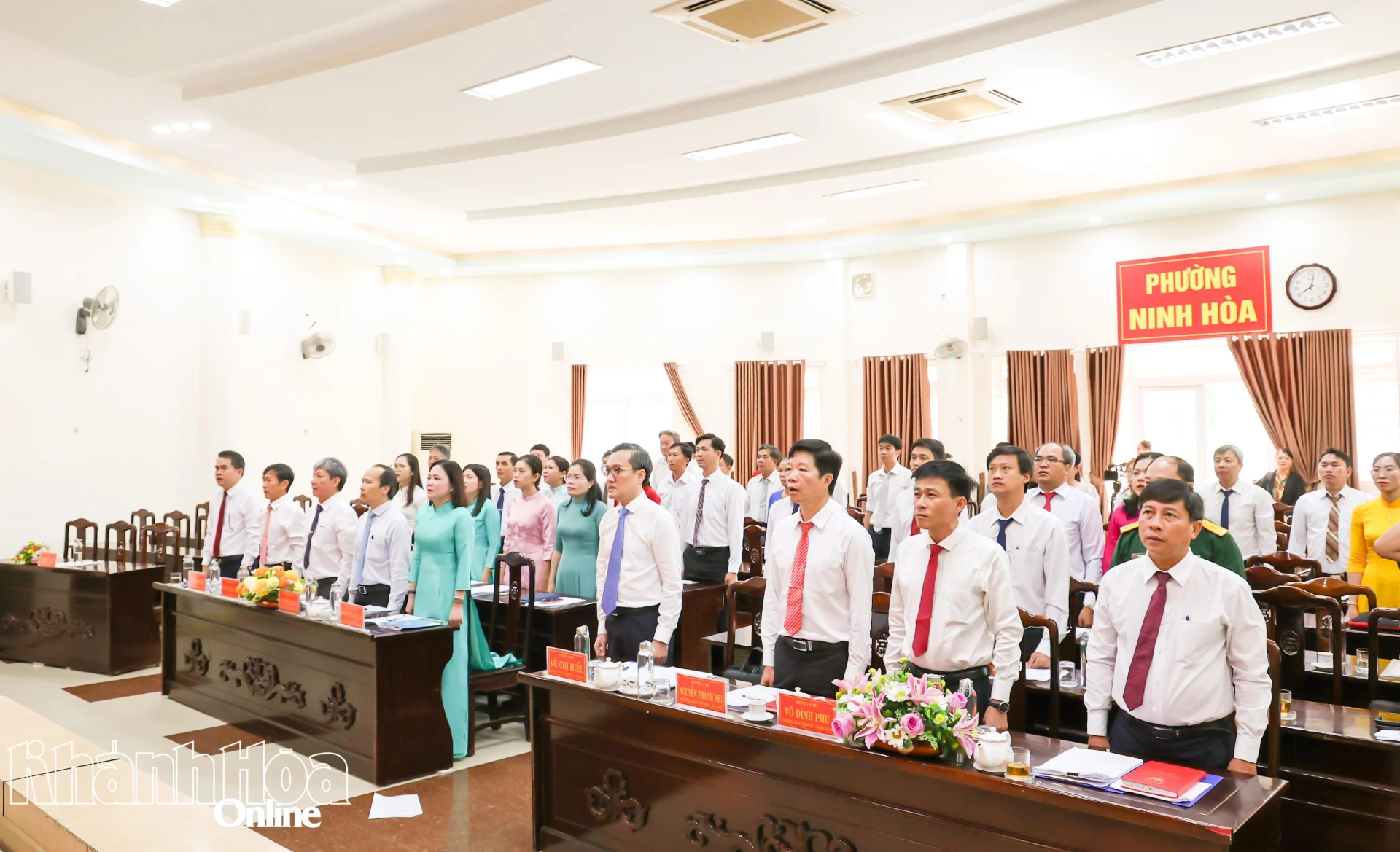 Các đại biểu thực hiện nghi thức chào cờ tại Kỳ họp.