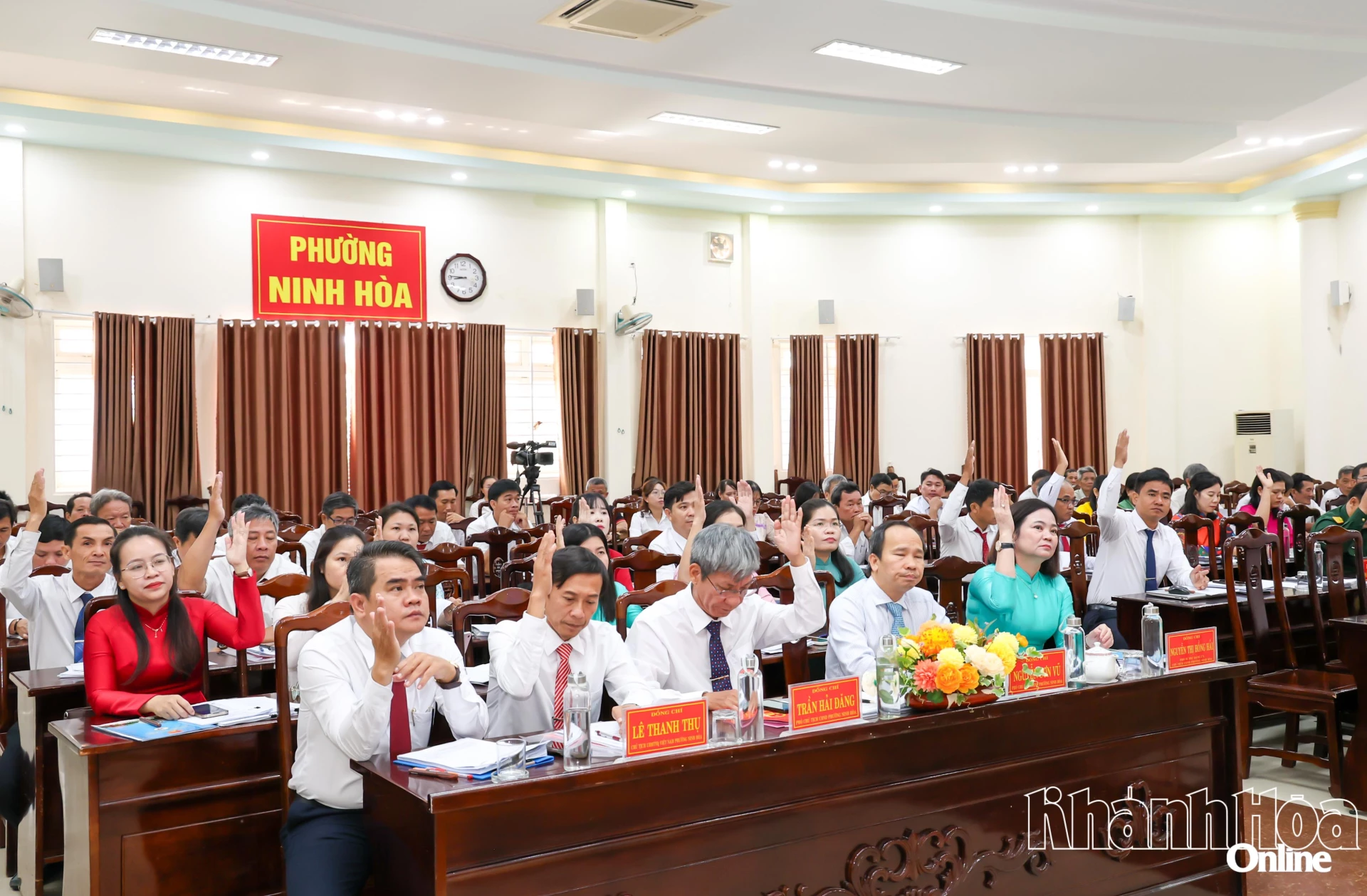 Các đại biểu biểu quyết thông qua nội dung kỳ họp.