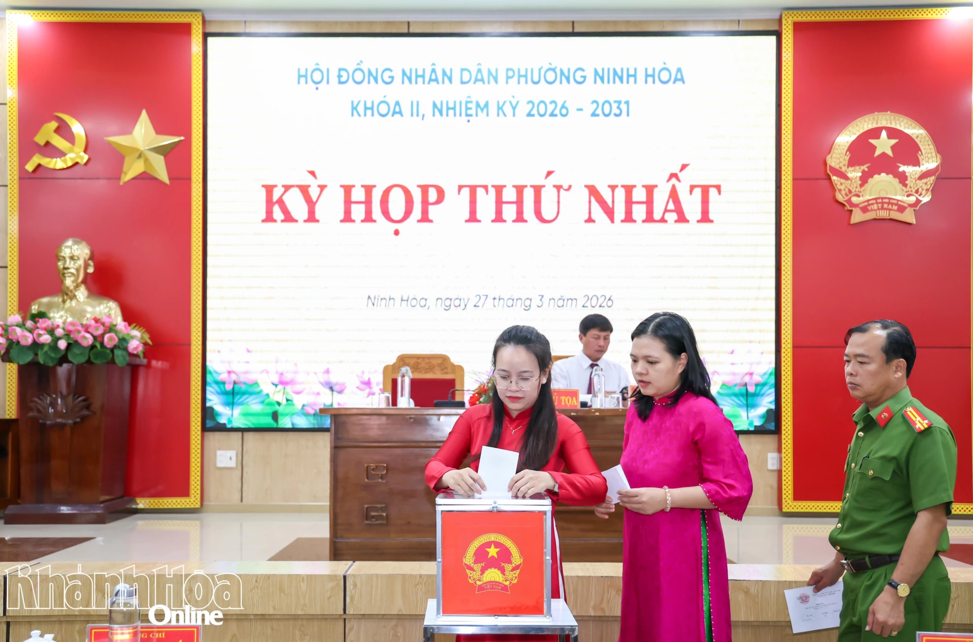 Các đại biểu bỏ phiếu bầu các chức danh của HĐND và UBND phường nhiệm kỳ 2026-2-31.