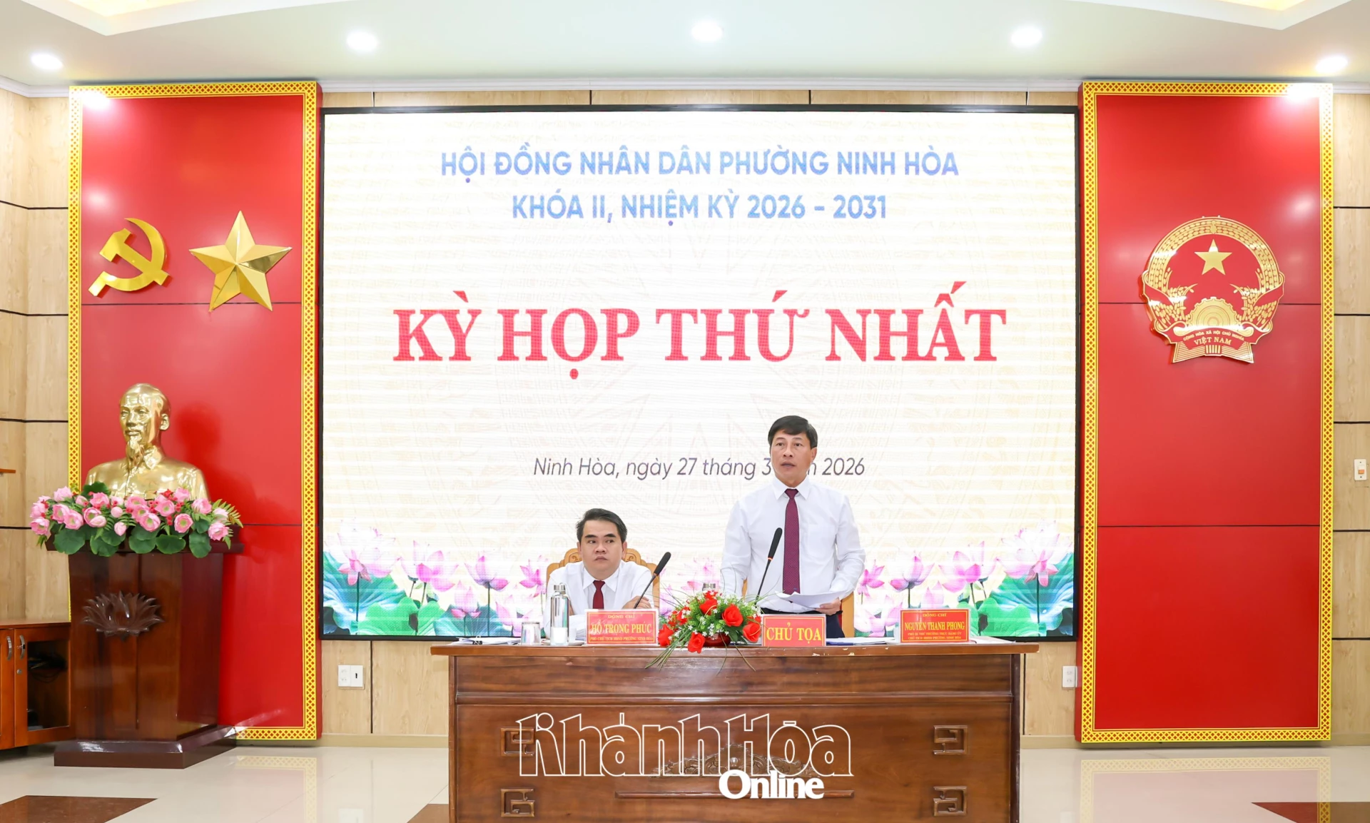 Chủ tọa điều hành kỳ họp.