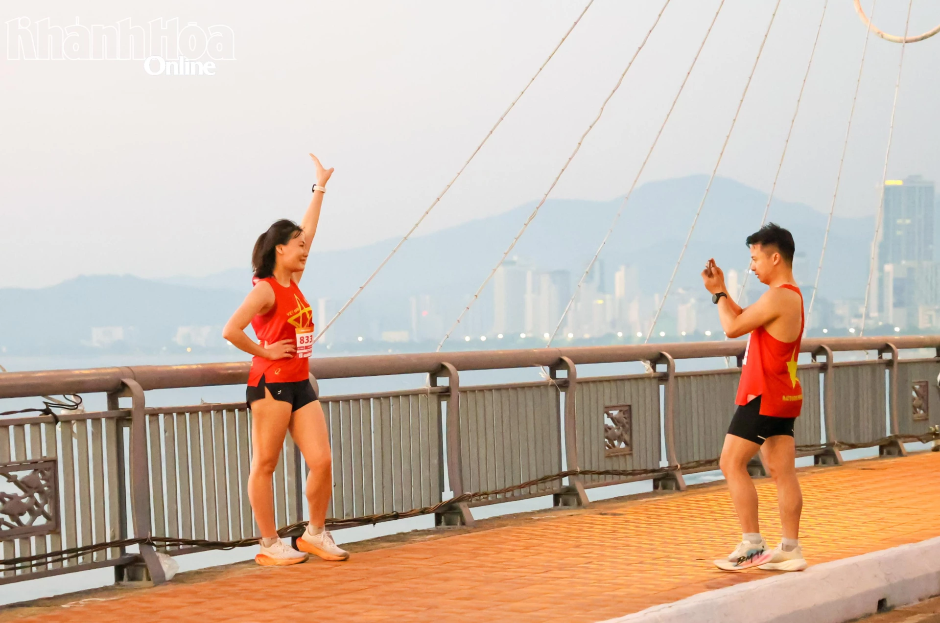 2 vận động viên tạm ngừng thi đấu để... check-in.