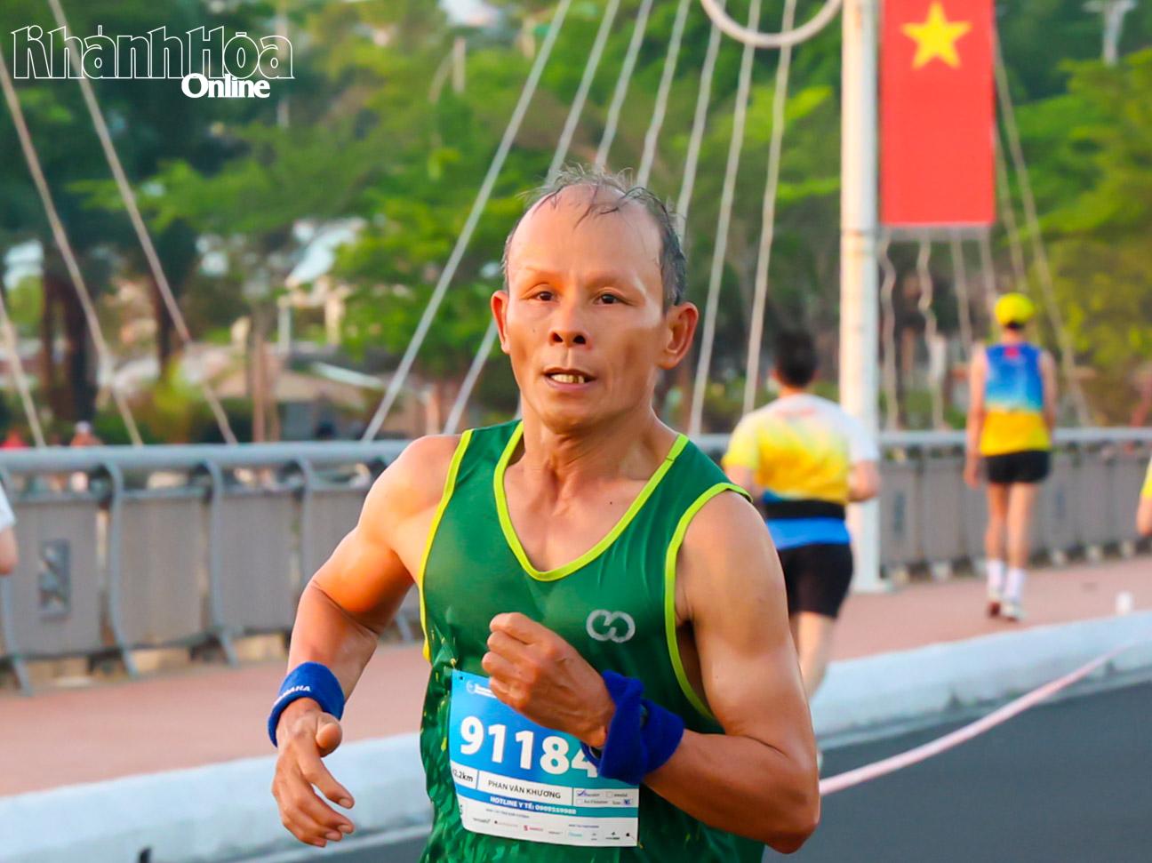 Vận động viên nỗ lực bứt tốc.