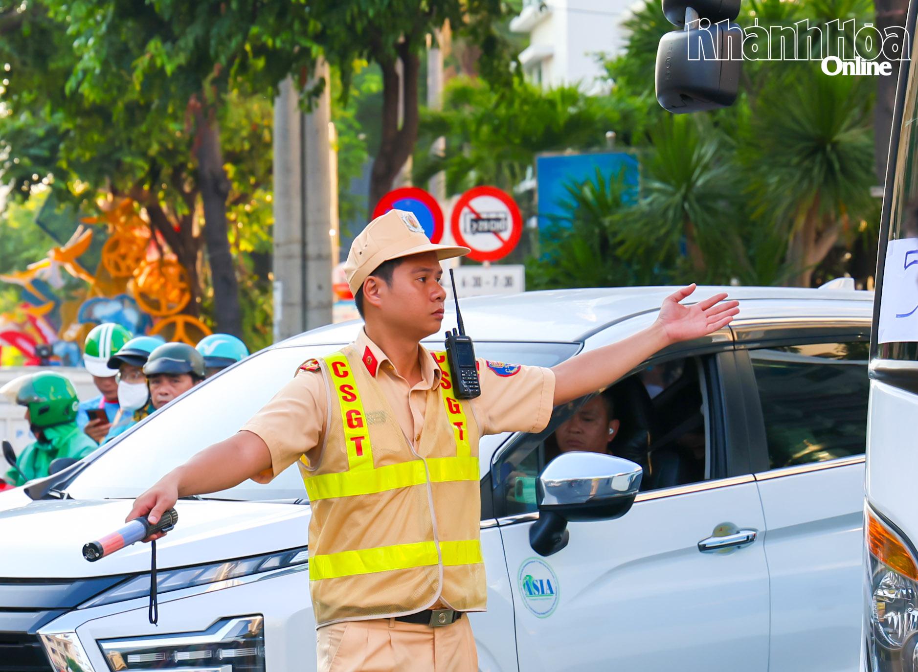 Lực lượng công an điều tiết giao thông tại giải đấu.