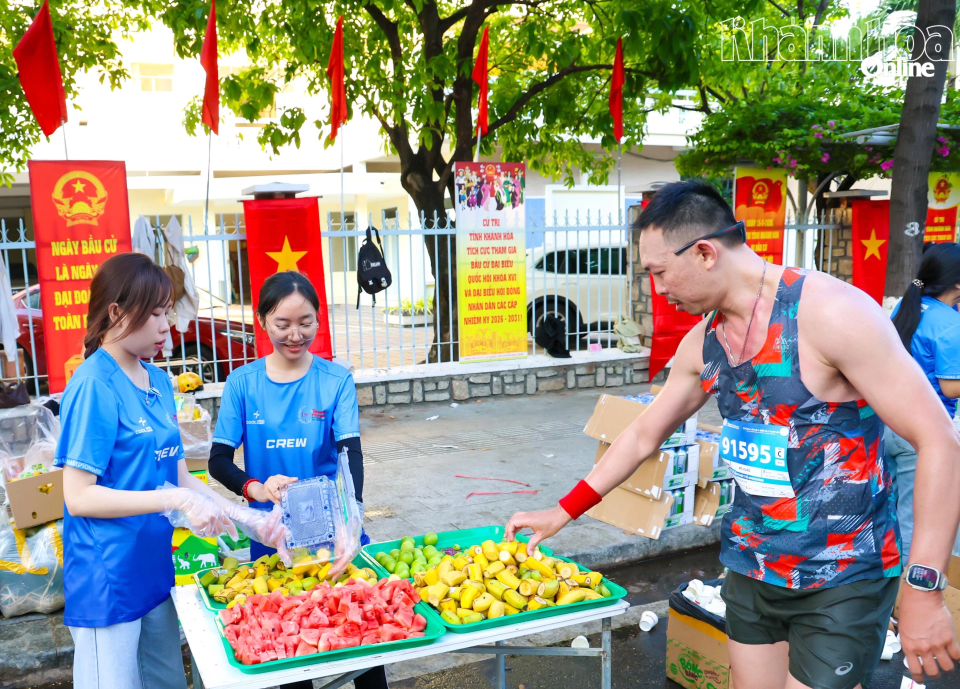 Vận động viên tranh thủ tiếp năng lượng được Ban tổ chức bố trí ở nhiều khu vực trên cung đường chạy.