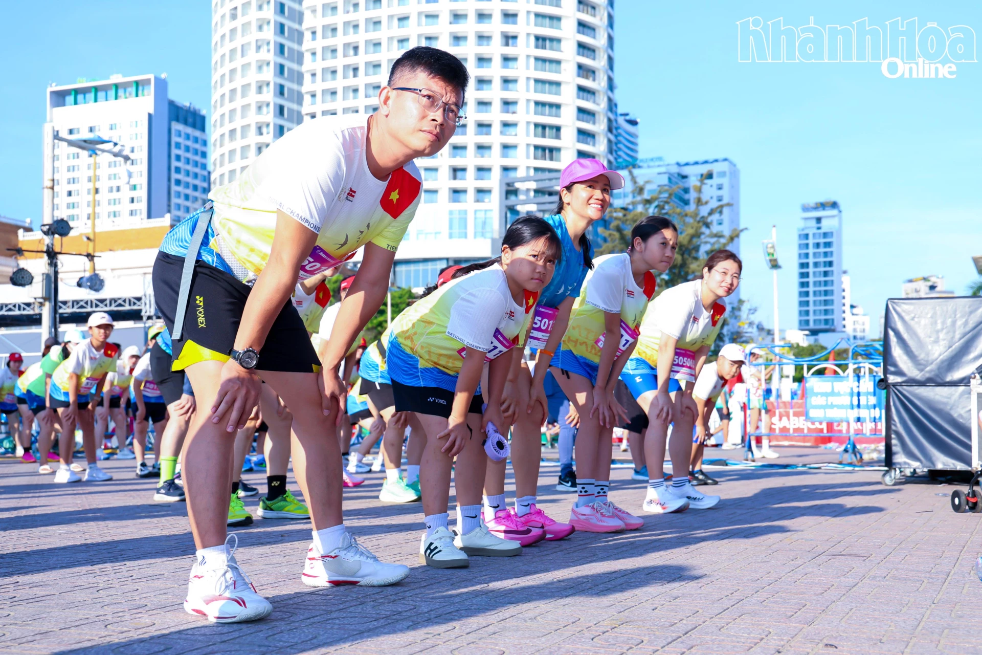 Một gia đình khởi động trước khi tham gia giải.