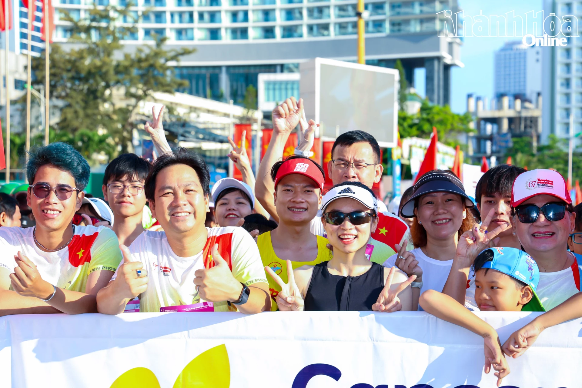 Hàng nghìn cổ động viên, người nhà, bạn bè cùng đến khu vực thi đấu để theo dõi, cổ vũ.