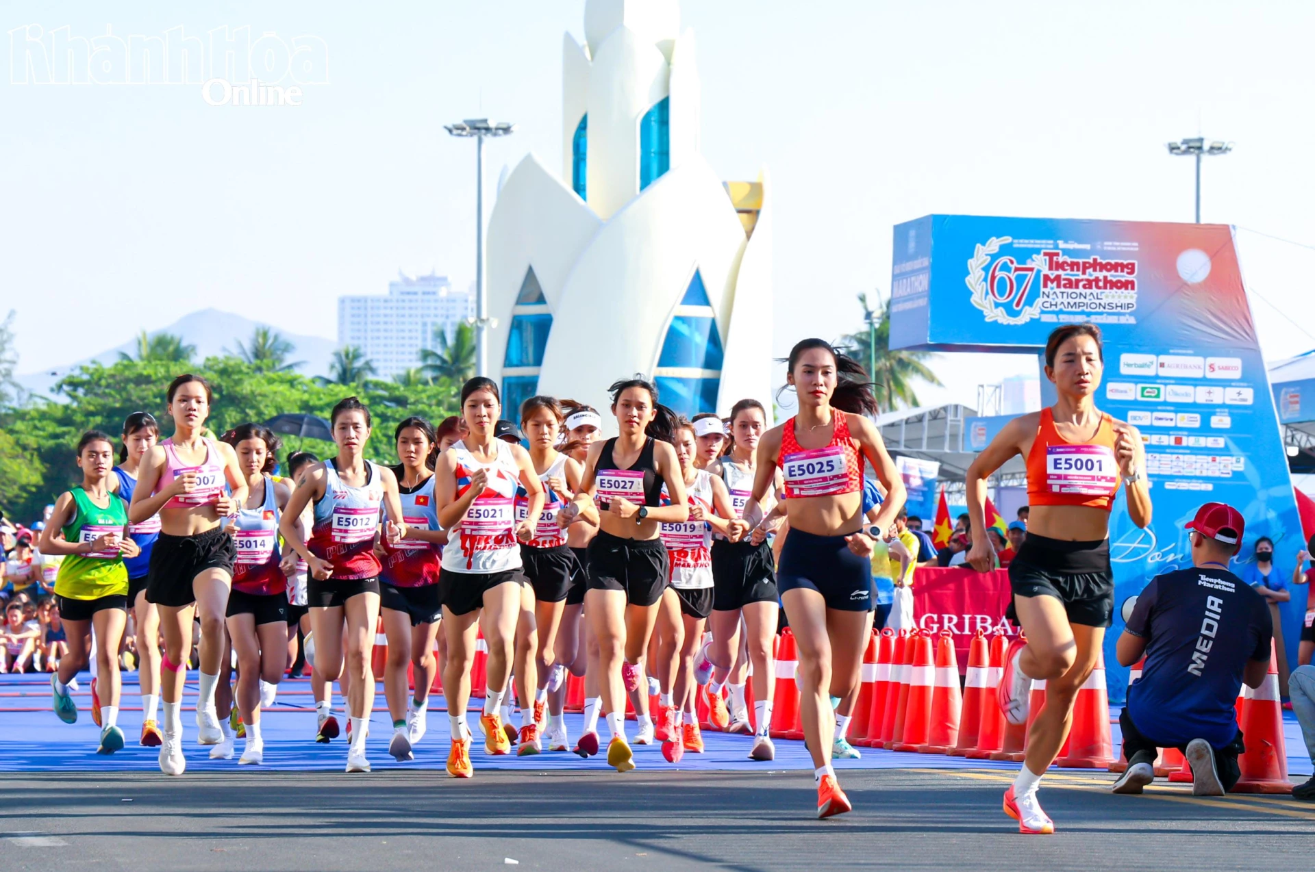 Các vận động viên chạy 5km hệ nữ tuyển bắt đấu xuất phát.