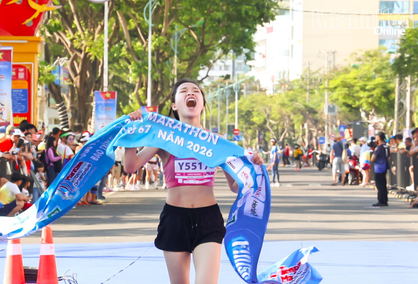 Cảm xúc vỡ òa của một vận động viên hệ đội tuyển cán đích đầu tiên.