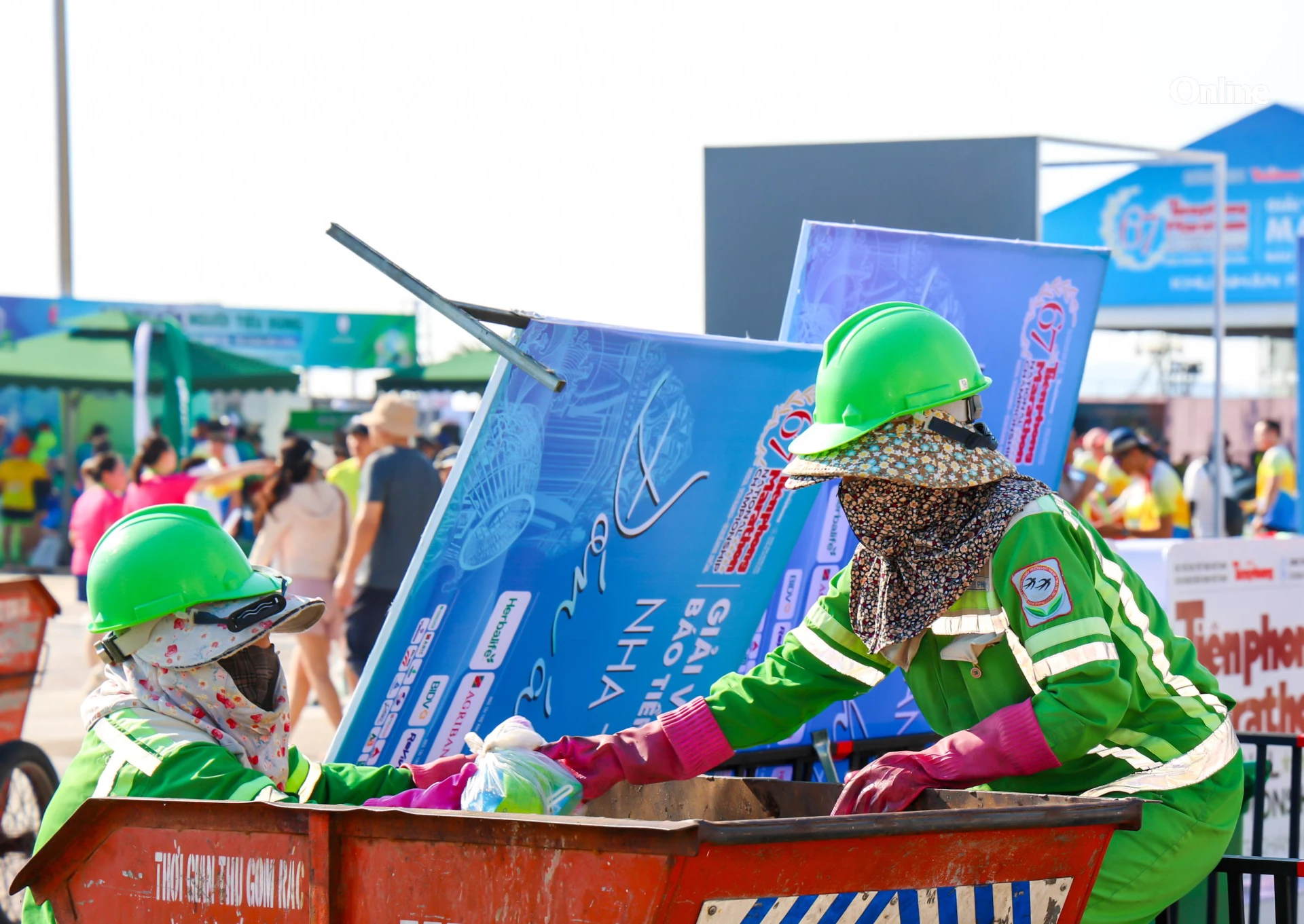 Các chị lao công tăng cường thu dọn vệ sinh cho Nha Trang luôn xinh đẹp, trong lành.