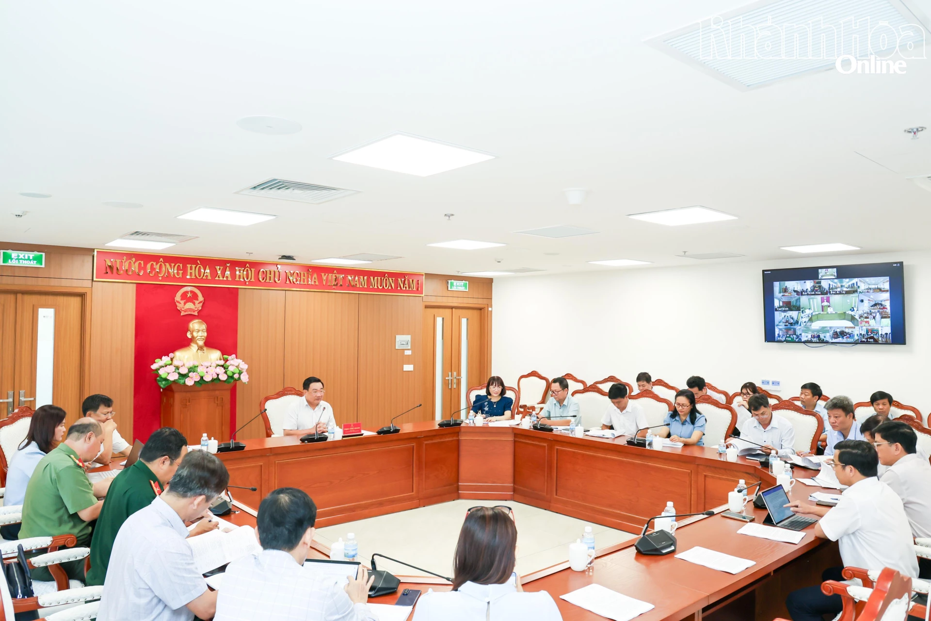 Lãnh đạo các sở ngành dự họp.