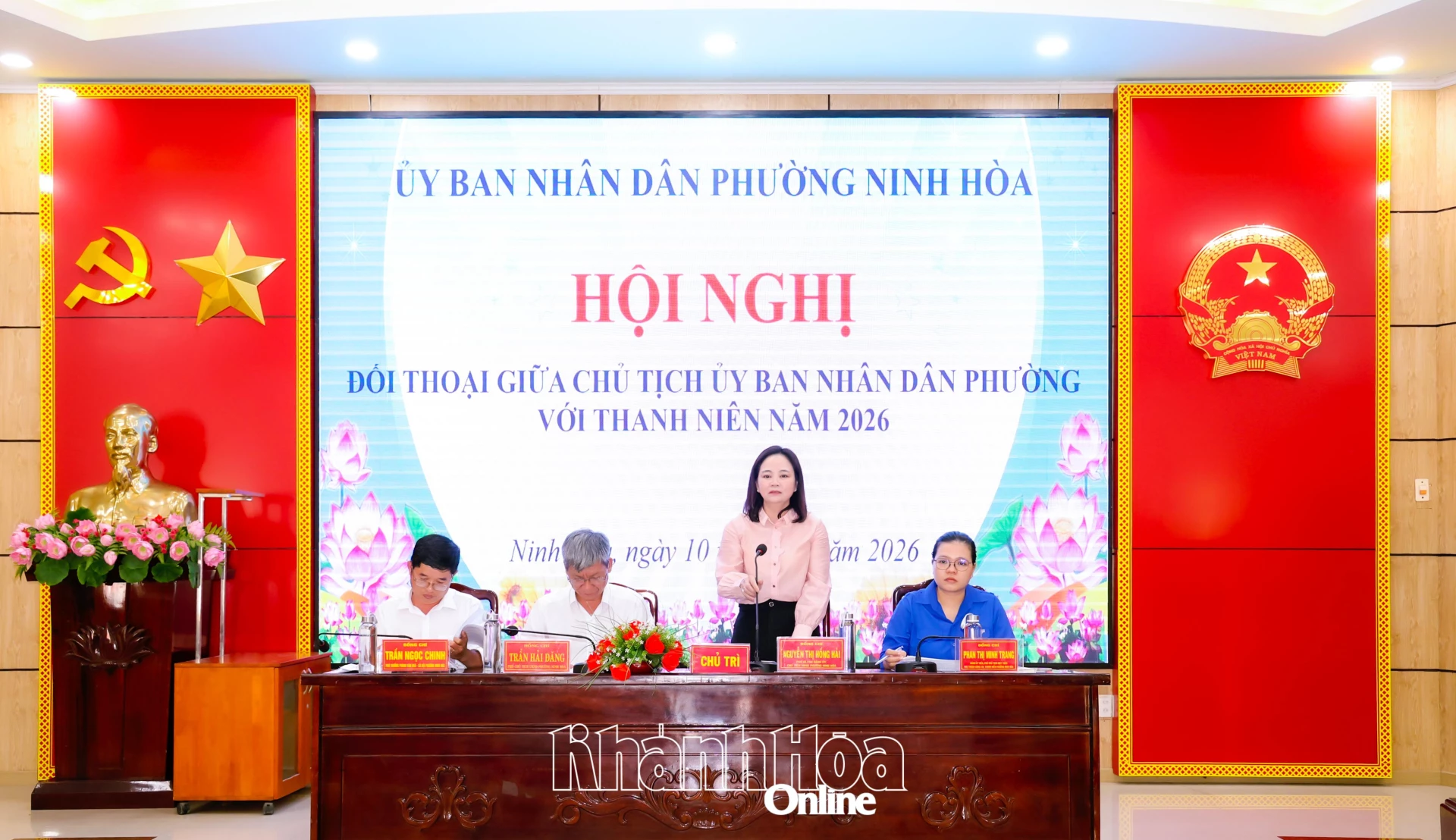 Chủ tịch UBND phường Ninh Hòa Nguyễn Thị Hồng Hải trao đổi với thanh niên.