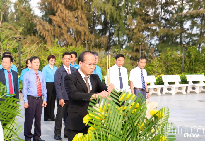 Dâng hương, dâng hoa tại Khu tưởng niệm chiến sĩ Gạc Ma