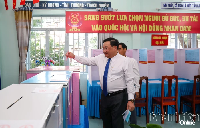 Phó Chủ tịch UBND tỉnh Trịnh Minh Hoàng dự khai mạc và tham gia bầu cử tại Khu vực bỏ phiếu số 12 phường Phan Rang