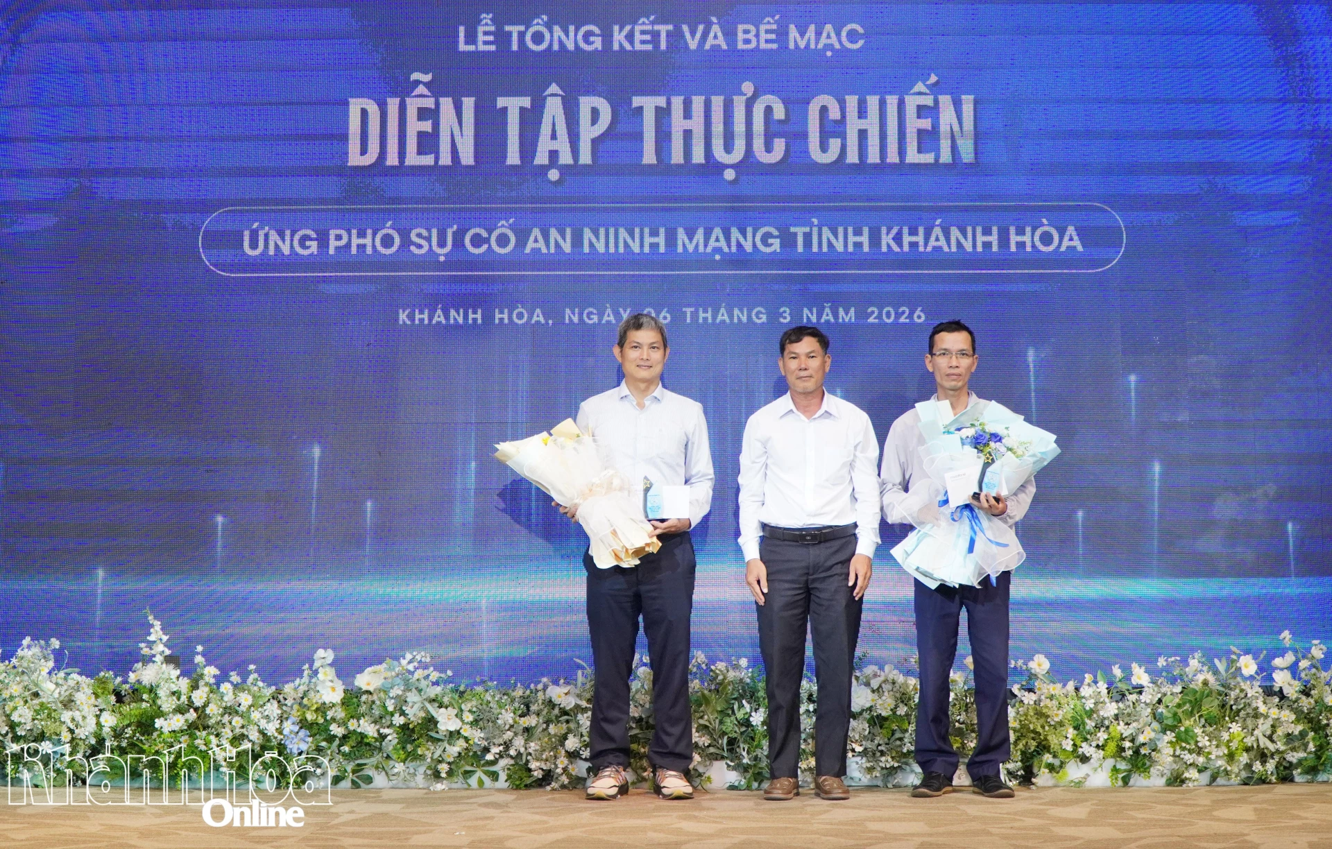 Ban Tổ chức trao giải Nhì cho  Đội tấn công số 8 và Đội tấn công số 7.