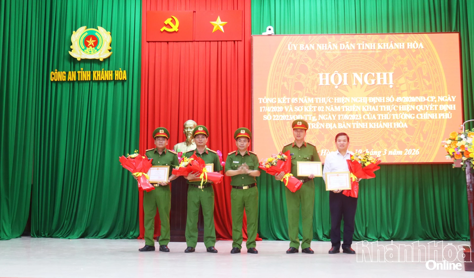 Đại tá Lê Quang Đồng trao giấy khen cho các tập thể.