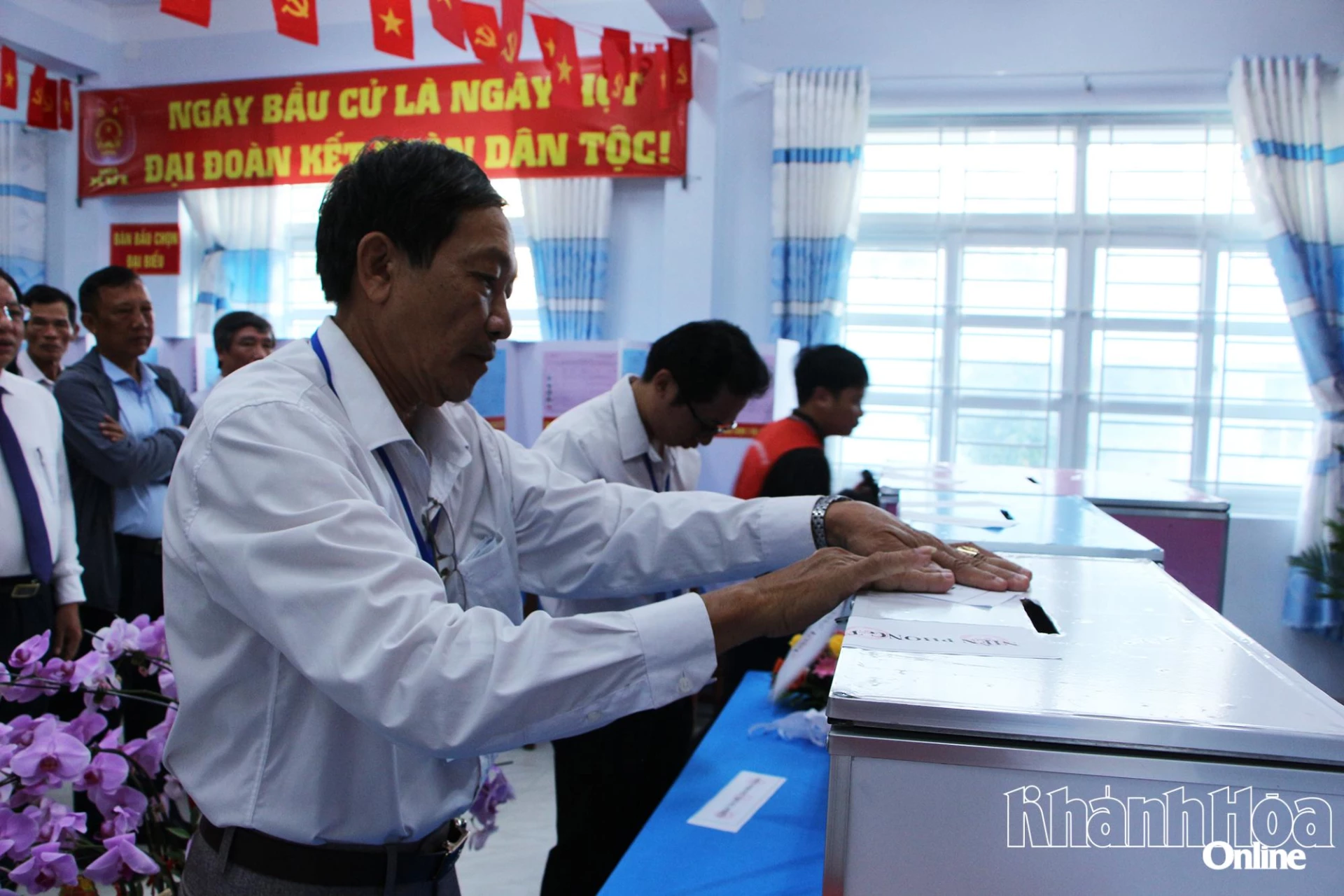 Tổ bầu cử thực hiện niêm phong thùng phiếu.