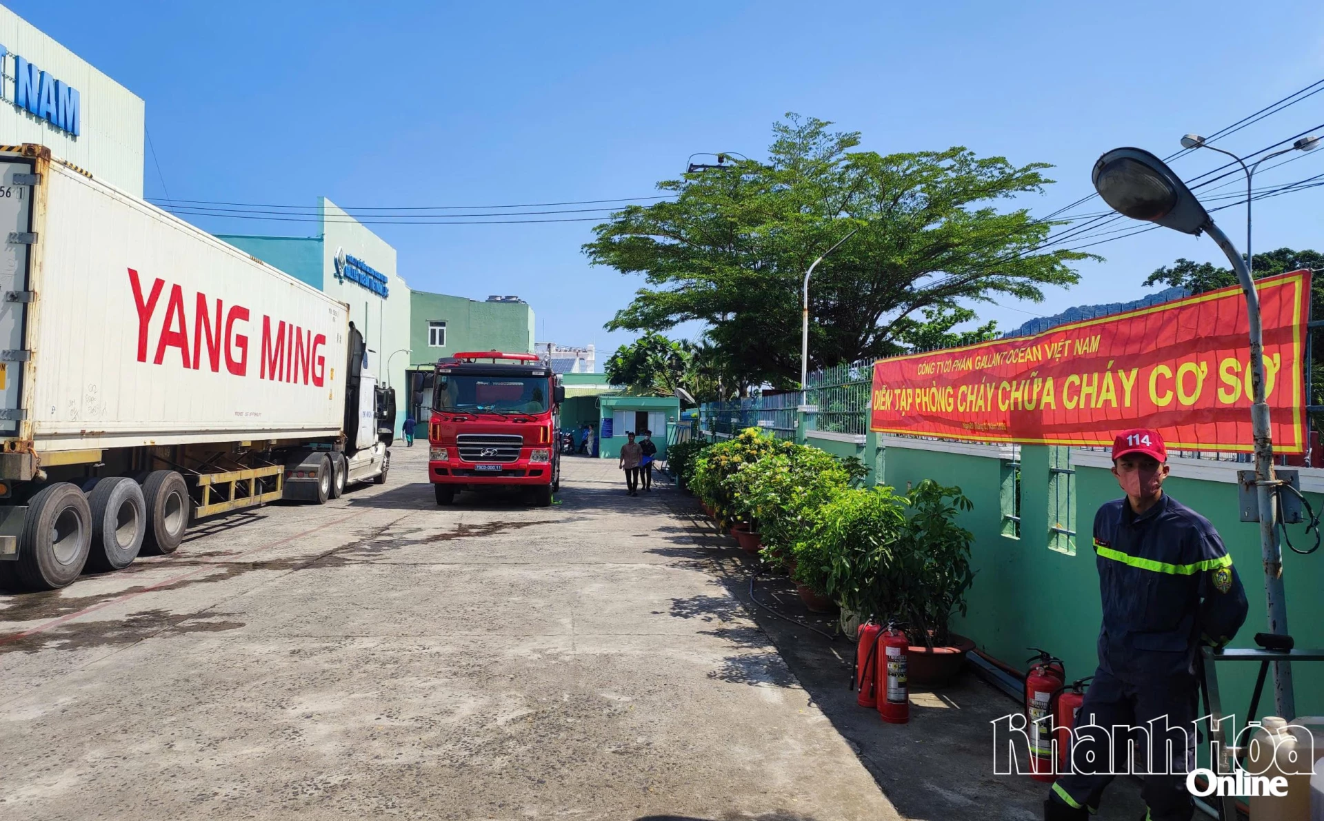 Lực lượng chữa cháy chuyên nghiệp được điều động tới hiện trường, khẩn trương triển khai phương án tác chiến.