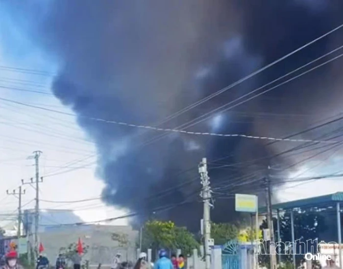 Cháy nhà để xe, nhiều đồ vật và phương tiện bị thiêu rụi