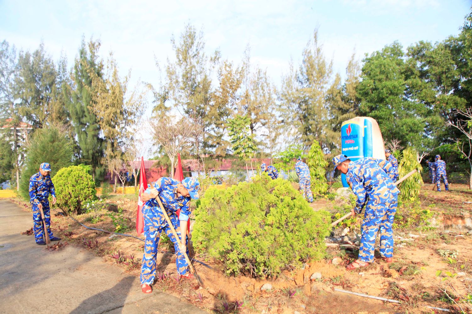 Liên chi đoàn Hải đội 414 cải tạo công trình Suối nguồn.