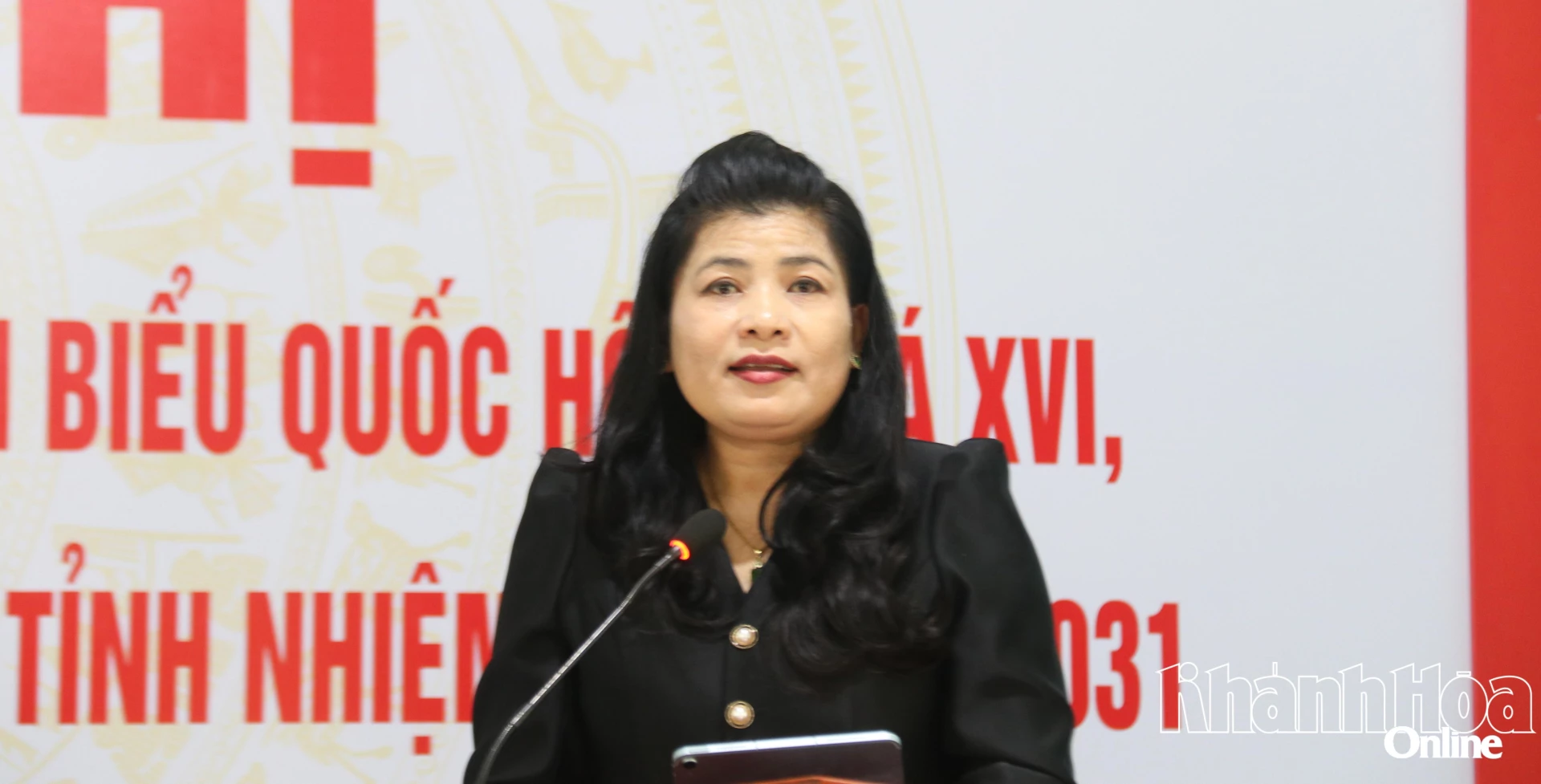 Bà Đàng Thị Mỹ Hương trình bày chương trình hành động.