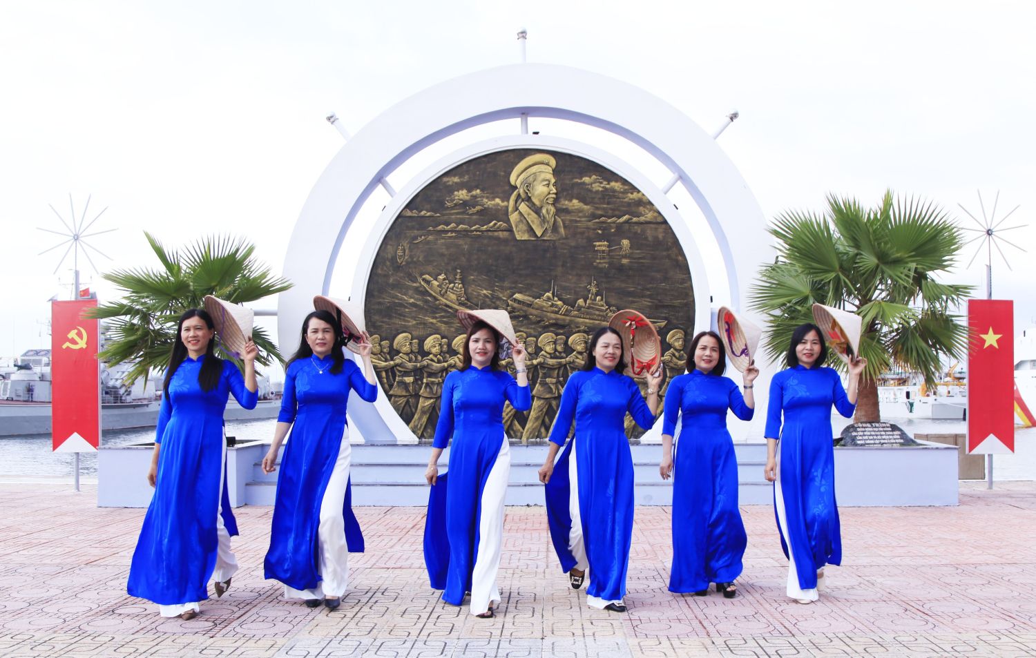 Phụ nữ đơn vị hưởng ứng tuần lễ áo dài nhân kỷ niệm Ngày Quốc tế Phụ nữ.