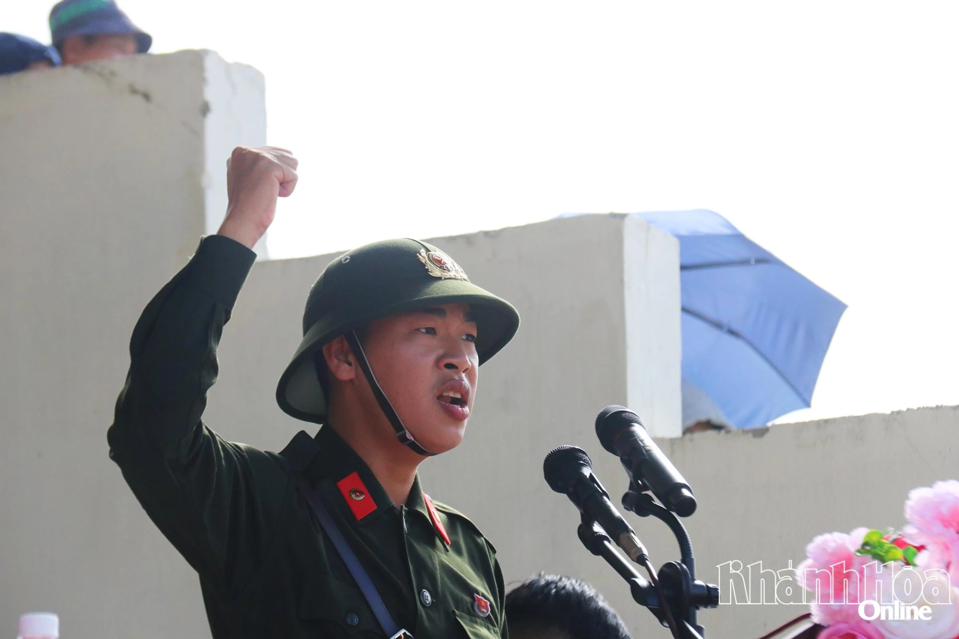 Chiến sĩ mới Nguyễn Ngọc Triệu thể hiện quyết tâm hoàn thành xuất sắc khóa huấn luyện.