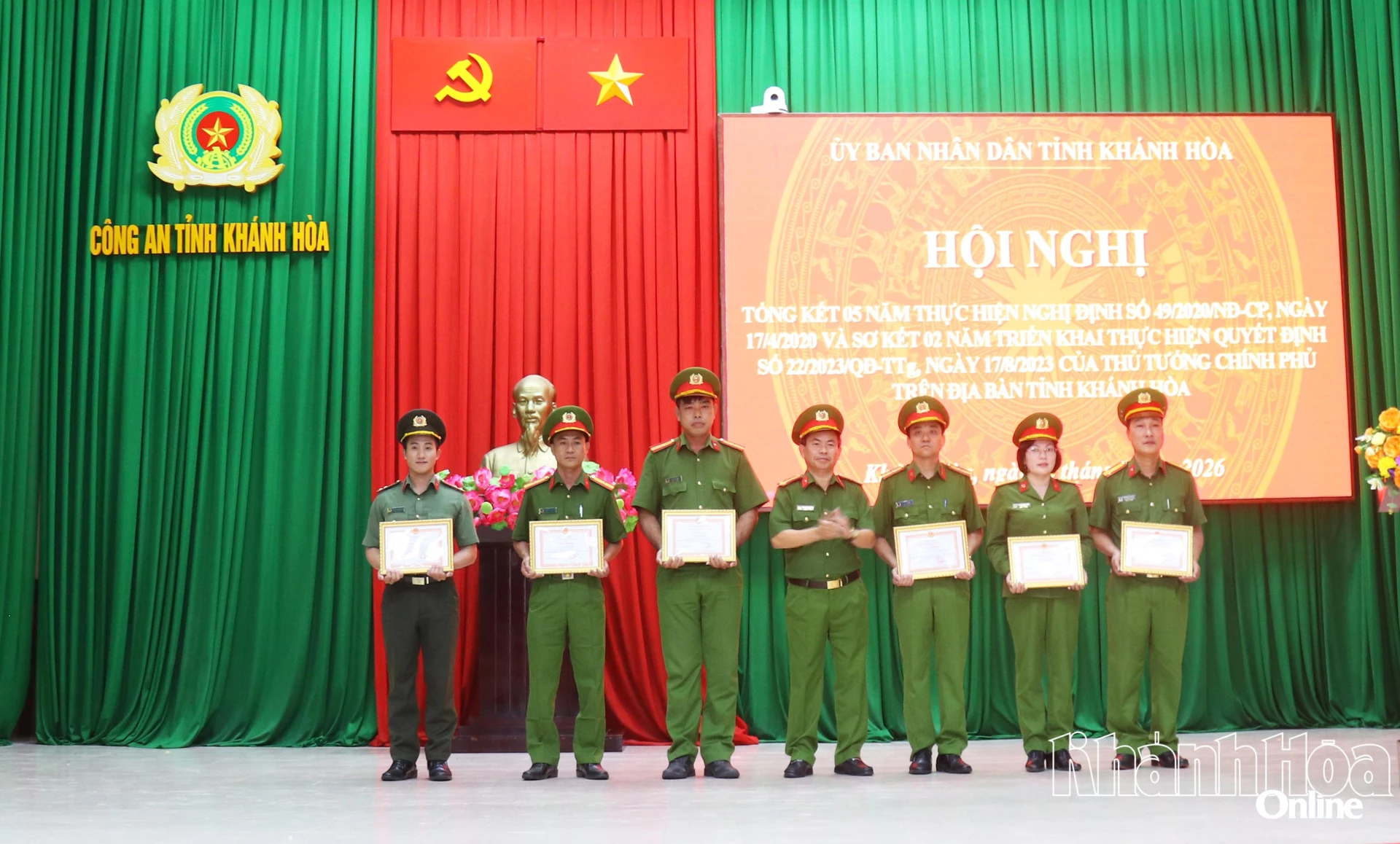 Phó Giám đốc Công an tỉnh trao giấy khen cho các cá nhân.