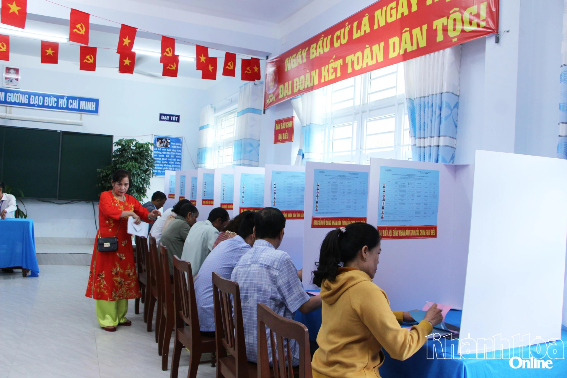 Rất đông cử tri tới khu vực bỏ phiếu số 14 thực hiện quyền công dân. Trong ảnh, các cử tri thực hiện viết phiếu bầu.