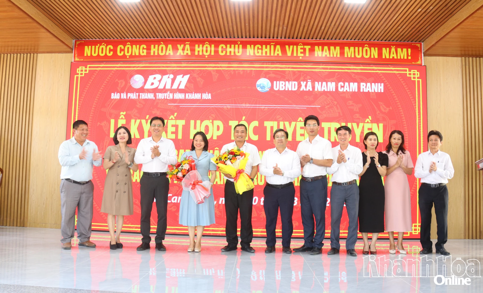 Lãnh đạo xã Nam Cam Ranh  tặng hoa cho lãnh đạo Báo và Phát thanh, Truyền hình Khánh Hòa.