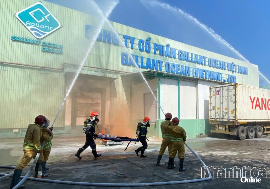 Các chiến sĩ chữa cháy chuyên nghiệp khẩn trương đưa một nạn nhân ra khỏi khu vực nguy hiểm.