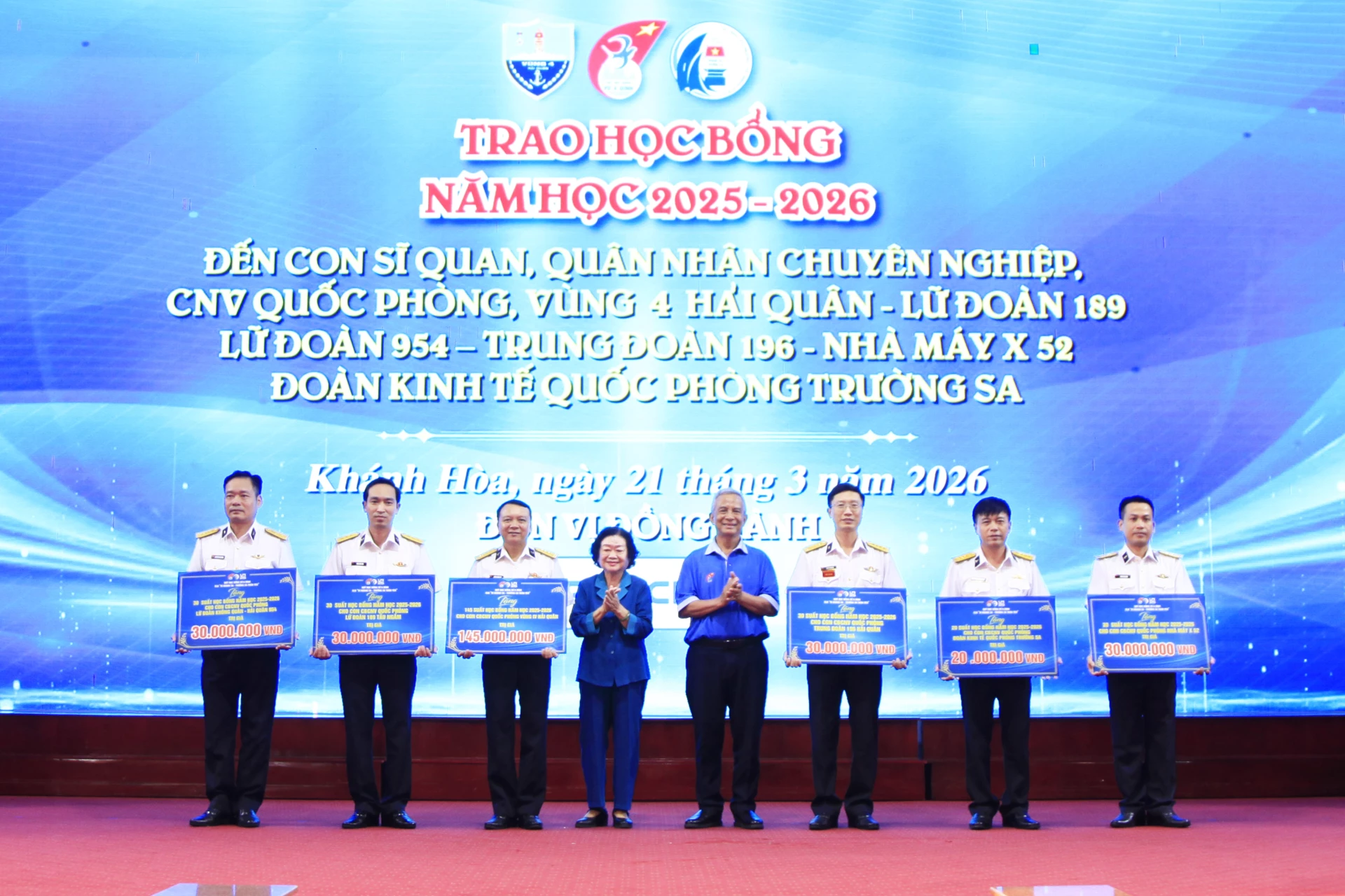 Đại diện các đơn vị đón nhận bảng biểu trưng học bổng.