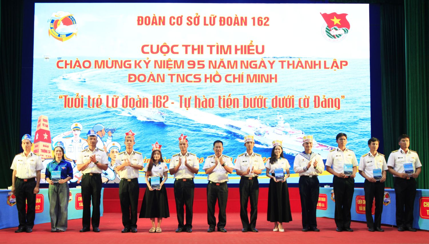 Lãnh đạo Lữ đoàn 162 trao thưởng cho các đội thi đạt thành tích tốt.