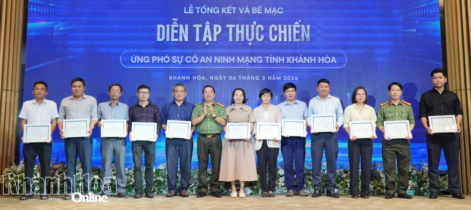 Ban tổ chức trao Giấy chứng nhận hoàn thành chương trình Diễn tập thực chiến ứng phó sự cố an ninh mạng tỉnh. 