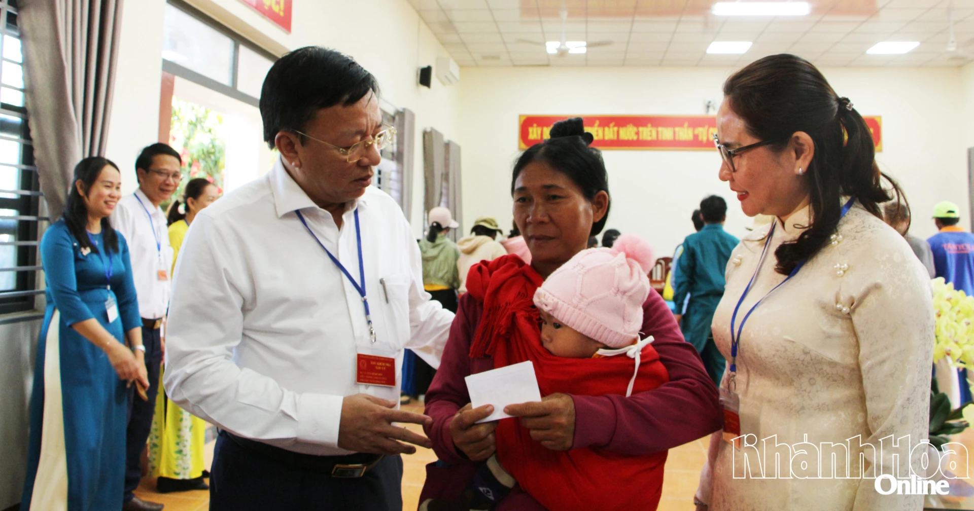 Phó Chủ tịch UBND tỉnh Lê Huyền trực tiếp thăm hỏi các cử tri xã Phước Hà.